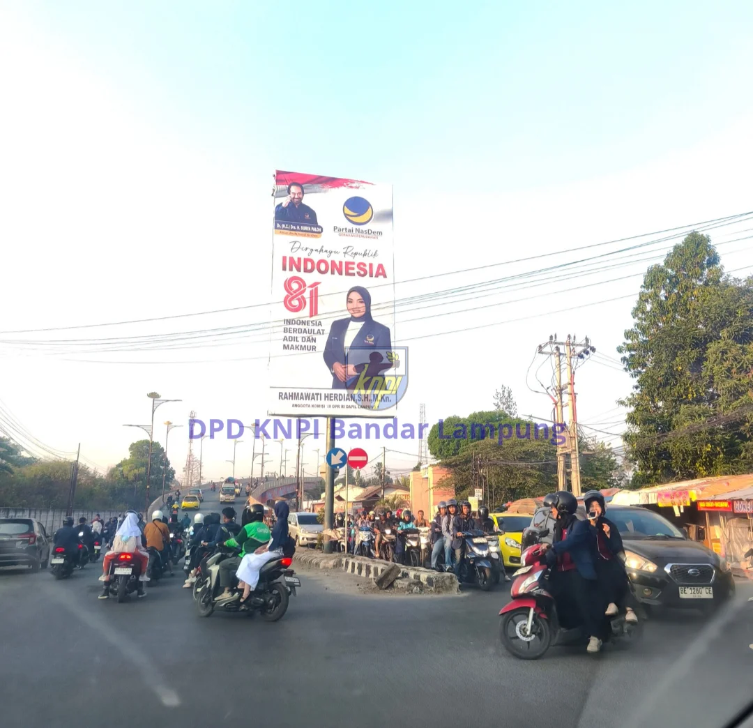 Pemkot Bandar Lampung Kencingi Aturan Sendiri, Baliho Anggota DPR RI Tegak Berdiri Menantang